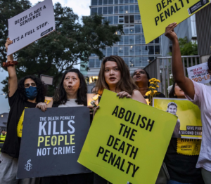 Des militants d'Amnesty International manifestent contre l'exécution imminente de Pannir Selvam Pranthaman, condamné à mort pour trafic de drogue vers Singapour, devant l'ambassade de Singapour à Kuala Lumpur, en Malaisie, le 19 février 2025.