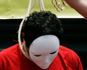 Un militant d'Amnesty International lors d'une manifestation pour la "Journée mondiale contre la peine de mort" dans une rue de Lima