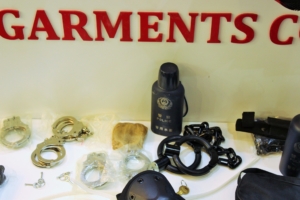 Fers de jambe exposés à Milipol 2015. Le règlement de Conseil (la CE) interdit l'importation et l'exportation "de chaînes de Bar