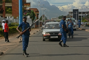 Policier lourdement armé au Burundi