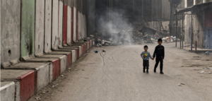 Camp de réfugiés de Shu'afat. Deux enfants marchent le long du Mur.