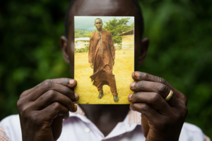 Le frère d'Ivo tenant une photo d'Ivo.