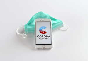 16.06.2020, Ab heute im App-Store: Die neue offizielle Warn-App im Kampf gegen das Coronavirus Corona-Warn-App auf einem Smartphone installiert. Das Programm zum digitalen Infektionsschutz vom Robert Koch Institut RKI auf einem iphone installiert, ¸bermittelt Aktivit‰tsdaten zur schnelleren Eind‰mmung der Pandemie. 16.06.2020, Neue Corona-Warn-App auf des RKI dem Smartphone 16.06.2020, Neue Corona-Warn-App auf des RKI dem Smartphone *** 16 06 2020, Available today in the App Store The new official warning app in the fight against the corona virus Corona warning app installed on a smartphone The program for digital infection protection from the Robert Koch Institute RKI installed on an iphone transmits activity data for faster contain No Use Switzerland. No Use Germany. No Use Japan. No Use Austria