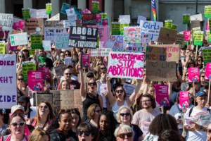 LONDRES, ROYAUME-UNI - 09/07/2022 : des sympathisants pro-choix manifestent à Trafalgar Square contre la décision de la Cour suprême des États-Unis d'annuler la loi Roe v Wade de 1973, qui affirmait le droit constitutionnel fédéral de demander un avortement. Les manifestants réclament la protection des droits reproductifs des femmes, alors que le président américain Joe Biden a signé un décret visant à garantir l'accès aux services de santé reproductive. © WIktor Szymanowicz/NurPhoto via AFP.