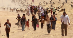 Des migrants de la minorité Yazidi fuient la violence de l'État islamique dans la ville de Sinjar, à pied vers la frontière syrienne, près de la montagne Sinjar
