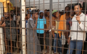 Des réfugiés dans un centre de détention de fortune près de Misrata, Libye, 16 octobre 2015