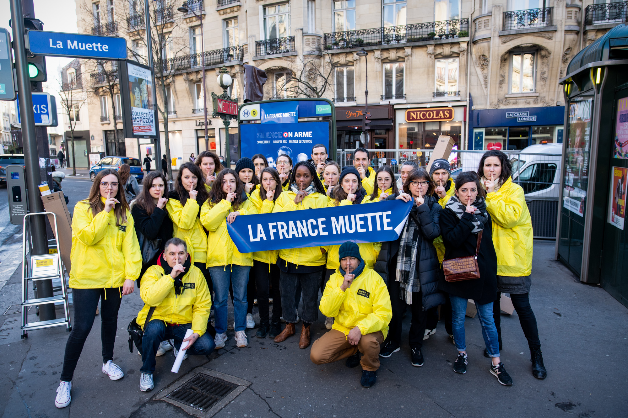 Action d'Amnesty International France à la station La Muette, ligne 9, pour dénoncer l'omerta qui règne autour des ventes d'armes françaises