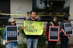 Anadolu Agency
RÉFÉRENCE DOCUMENT068_AA_02112018_842647
SLUGPROTEST AGAINST SAUDI ARABIA'S DEATH PENALTY IN INDONESIA
DATE DE CRÉATION02/11/2018
VILLE/PAYSJAKARTA, INDONÉSIE
CRÉDITMAHMUT ATANUR / ANADOLU AGENCY / ANADOLU AGENCY VIA AFP
POIDS FICHIER/PIXELS/DPI14,28 Mb / 2736 x 1824 / 300 dpi
Protest against Saudi Arabia's death penalty in Indonesia
JAKARTA, INDONESIA - NOVEMBER 02: Protesters hold banners during a protest against Saudi Arabia's current death penalty implementation, in front of the Jakarta Embassy Building in Jakarta, Indonesia on November 02, 2018. Indonesian Tuti Tursilawati was sentenced to death penalty in