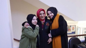 L'épouse et les filles de Taner Kılıç © AI