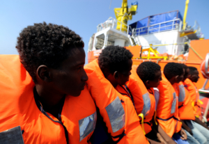 Des migrants sont sauvés par l'Aquarius lors d'une opération de sauvetage dans la mer Méditerranée.