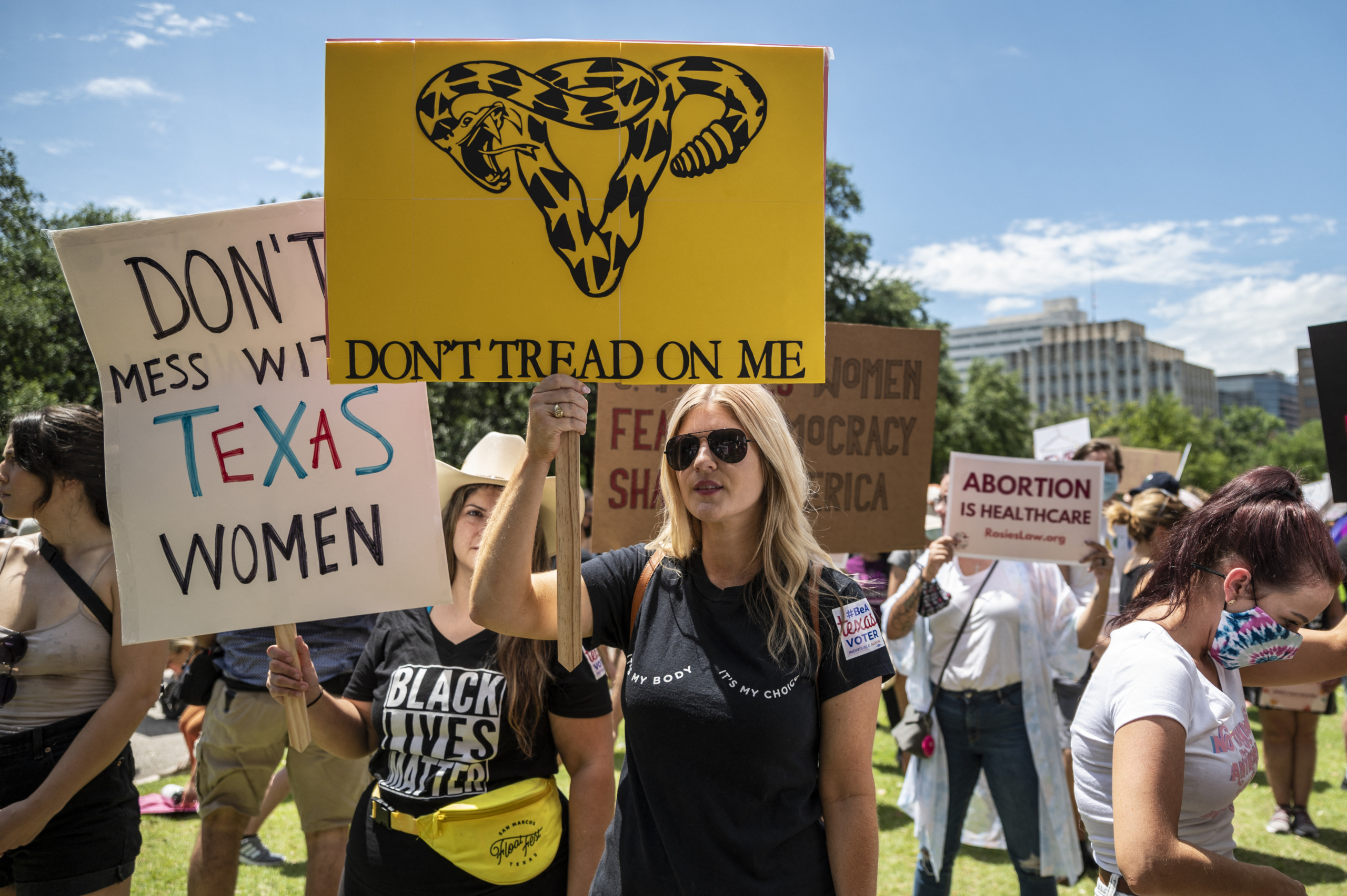 AUSTIN, TX - MAY 29: Protesters hold up signs at a protest outside the Texas state capitol on May 29, 2021 in Austin, Texas. Thousands of protesters came out in response to a new bill outlawing abortions after a fetal heartbeat is detected signed on Wednesday by Texas Governor Greg Abbot. Sergio Flores/Getty Images/AFP
SERGIO FLORES / GETTY IMAGES NORTH AMERICA / Getty Images via AFP