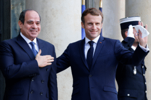 Emmanuel Macron et le président égyptien Abdel Fattah al-Sisi saluent la presse depuis les escaliers de l'Elysée, avant leur déjeuner de travail dans le cadre de la Conférence internationale pour la Libye, à Paris, le 12 novembre 2021
Amnesty International France