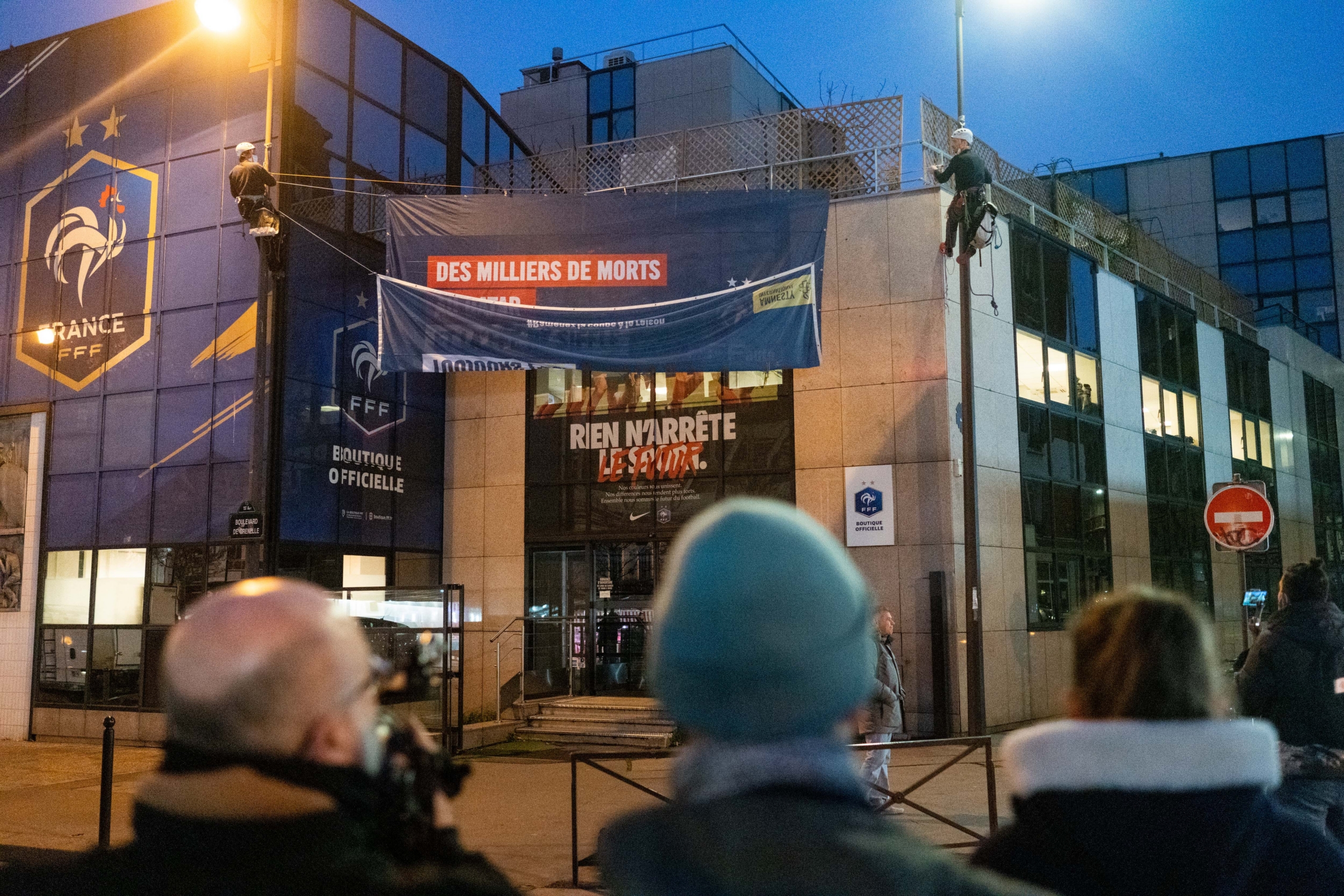 Opération coup de poing devant les locaux de la FFF