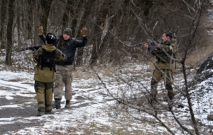 Deux séparatistes arrêtent un homme dans l'est de l'Ukraine en février 2015