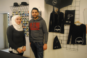 Rasha, Damascène, et le chef afghan à la réception de l'hôtel Magdas, propriété de Caritas