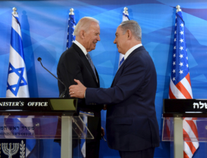 Le vice-président américain, M. Biden, serre la main du premier ministre israélien, M. Netanyahu lors de leur rencontre à Jérusalem.