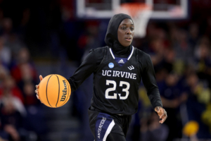 23/03/24 - Spokane, Etats-Unis -  : Diaba Konate #23 des UC Irvine Anteaters dribble contre les Gonzaga Bulldogs pendant le premier quart-temps du premier tour du tournoi de basket-ball féminin de la NCAA au McCarthey Athletic Center. ©Steph Chambers/Getty Images/AFP