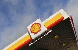 Shell branding is seen at a petrol station in west London, January 29, 2015. Royal Dutch Shell blamed writedowns and forex losses for making almost no money in oil production, its most powerful division, in the last quarter of 2014, causing the company to miss profit forecasts by more than 20 percent. Shell, the largest of the European energy majors, also announced a relatively modest three-year, $15 billion cut in spending to help it weather the plunge in oil prices. REUTERS/Toby Melville (BRITAIN - Tags: BUSINESS ENERGY LOGO)