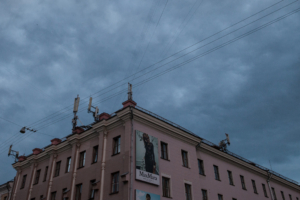 La surveillance généralisée permis par la législation au Bélarus  est une véritable menace pour les défenseurs des droits humains.