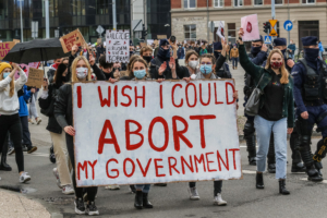 Des manifestants avec des slogans anti-gouvernement et pro-choix sont vus à Gdansk, Pologne, le 24 octobre 2020