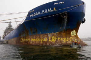 Les activistes de Greenpeace bloquent le Probo Koala dans le port estonien de Paldiski.Septembre 2006.