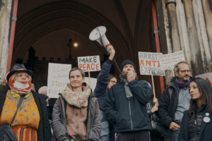 Manifestation ce samedi 13 novembre en soutien aux personnes exilées. Anais et Ludovic en grève de la faim depuis 34 jours, les citoyens et associations demandent la suspension des expulsions, la fin des demantelements de campement durant la treve hivernale, l arret de toute confiscation des tentes et affaires personnelles des exilees et l ouverture d un dialogue raisonne avec les autorites publiques. Photographie de Pauline Tournier / Hans Lucas.