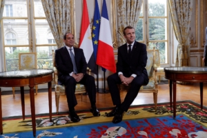 Emmanuel Macron pose pour une photo avec le président égyptien Abdel Fattah  au Palais de l'Élysée, à Paris, le 24 octobre 2017