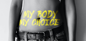 Corps de femme sur lequel est écrit my body my choice