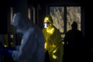 ROME, ITALY - APRIL 1: Italian army doctors work in the intensive care at Celio Military Polyclinic Hospital (Policlinico Militare Celio), spoke of COVID 1 Spallanzani Hospital, during the Coronavirus emergency, on April 1, 2020 in Rome, Italy. The Italian government continues to enforce the nationwide lockdown measures to control the spread of COVID-19. (Photo by Antonio Masiello/Getty Images)
