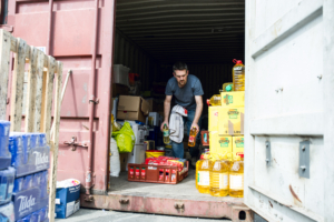  Un benevole de l association Care4Calais range dans des containers de la nourriture destinee aux migrants, Calais 2016.