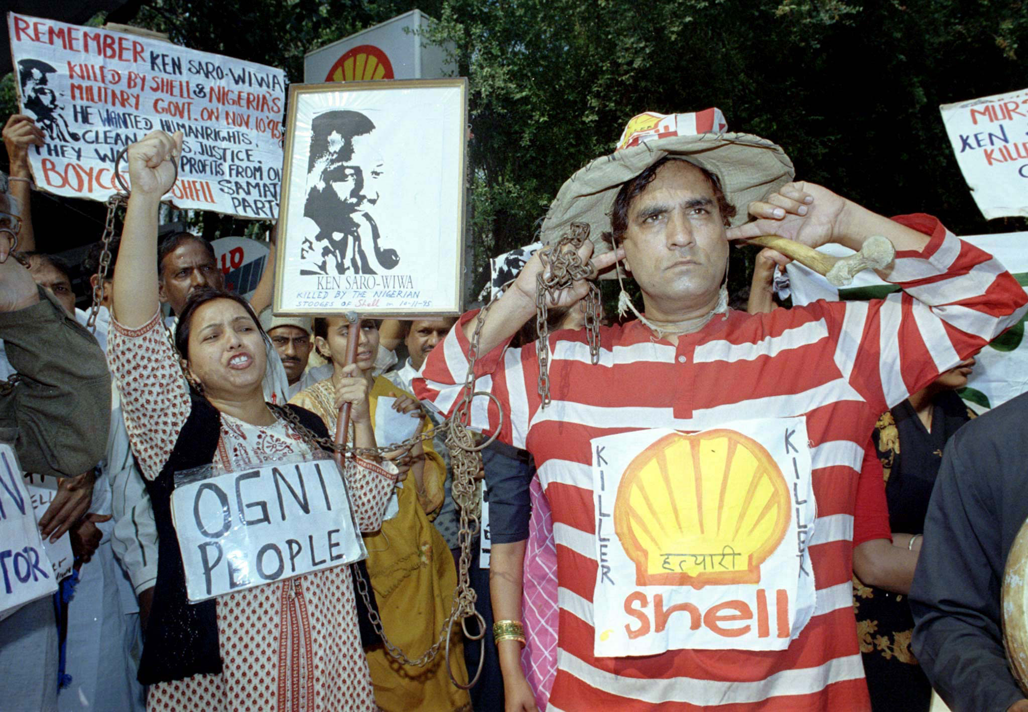 ACTIVISTS RAISE SLOGANS IN NEW DELHI
Activists chant slogans against the Anglo-Dutch oil firm Royal/Dutch Shell in New Delhi November 10 during a protest march to commemorate the second anniversary of the death of Nigerian environmental campaigner Ken Saro-wiwa. The activist, who was leading a protest against Shell, was hanged along with eight of his Ogoni tribe activists by Nigeria's military police on November 10, 1995. The activists accuse Shell of not helping villagers near its oilfields and say it should have put pressure on the governnment to stop their execution. INDIA NETHERLANDS