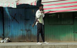 Un membre de la milice de la région Amhara monte la garde à côté de magasins fermés à Sanja, dans la région Amhara, près de la frontière avec le Tigré, en Éthiopie, le 9 novembre 2020.