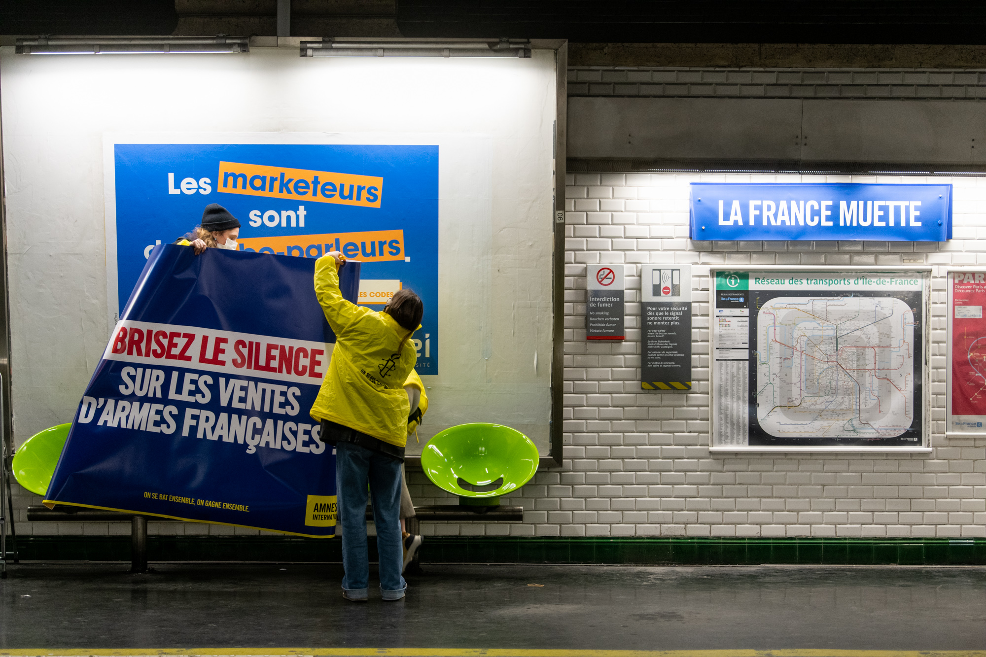 Action d'Amnesty International France à la station La Muette, ligne 9, pour dénoncer l'omerta qui règne autour des ventes d'armes françaises