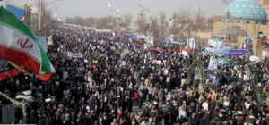 Foule et drapeau iranien