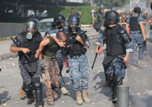 Les forces de sécurité libanaises arrêtent un manifestant au centre-ville de Beyrouth le 8 août 2020, à la suite d'une manifestation contre une direction politique qu'ils accusent d'une explosion monstre qui a tué plus de 150 personnes et défiguré la capitale Beyrouth.