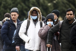 DES PERSONNES TRAVERSENT LA FRONTIÈRE UKRAINO-POLONAISE APRÈS AVOIR F FUI L'Ukraine