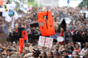 Les partisans de l'ONG Sea-Watch tiennent des drapeaux et des couvertures de sauvetage lors d'une manifestation en solidarité avec le capitaine allemand du navire de sauvetage Sea-Watch 3, Carola Rackete, le 6 juillet 2019