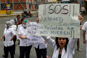 Health workers and patients protest for the lack of medicines, medical supplies and poor conditions in hospitals, in Caracas on April 17, 2018. - Doctors and nurses protest against the health crisis in Venezuela, currently in the midst of a deep economic and political crisis and where health authorities have reported a rise in vaccine-preventable diseases. (Photo by Luis ROBAYO / AFP) (Photo credit should read LUIS ROBAYO/AFP via Getty Images)