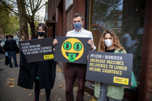 Des militants d'Amnesty International demandent à Pfizer et à Bionetch de contribuer à mettre fin aux inégalités en matière de vaccins en augmentant la disponibilité de leurs produits dans les pays à faibles revenus, Londres, Royaume-Uni, 9 novembre 2021