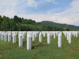 Tombes du mémorial de Srebenica où à eu lieu le génocide 8000 bosniaques