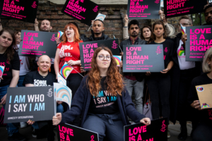Des membres et sympathisants d'Amnesty International au Royaume-Uni présentent une pétition à l'ambassade de Russie à Londres, au Royaume-Uni, le 17 mai 2019. Des sympathisants d'Amnesty International ont été rejoints par des membres de Stonewall pour présenter une pétition avec plus de 65 000 signatures, appelant le président Poutine à enquêter sur les attaques et l'enlèvement de Les personnes LGBTI en Tchétchénie.