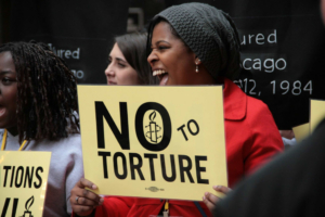 Des militants défilent avec des survivants de la torture à Chicago lors de la conférence sur les droits humains 2014 d'Amnesty International USA, à Chicago (Illinois)