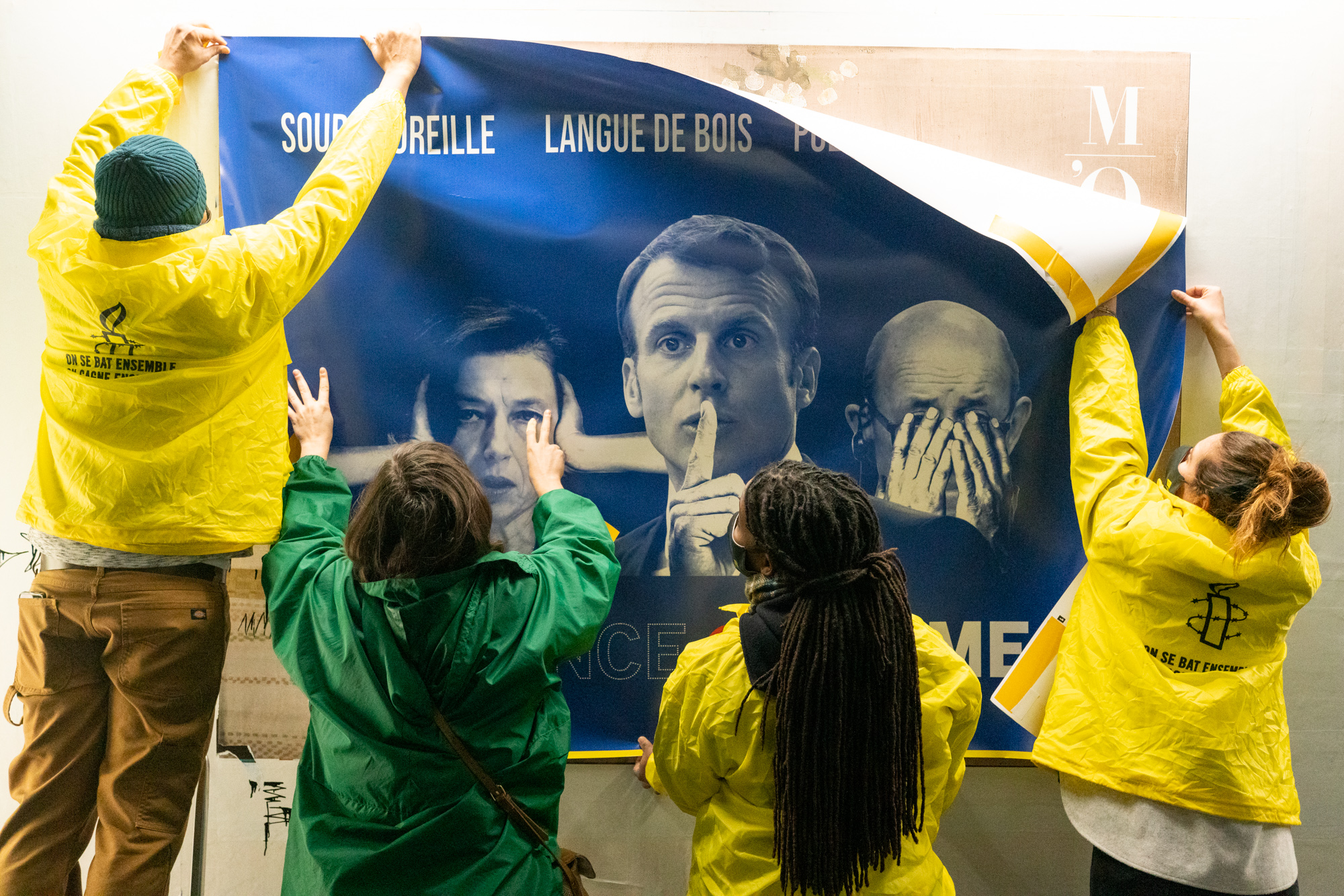 Action d'Amnesty International France à la station La Muette, ligne 9, pour dénoncer l'omerta qui règne autour des ventes d'armes françaises