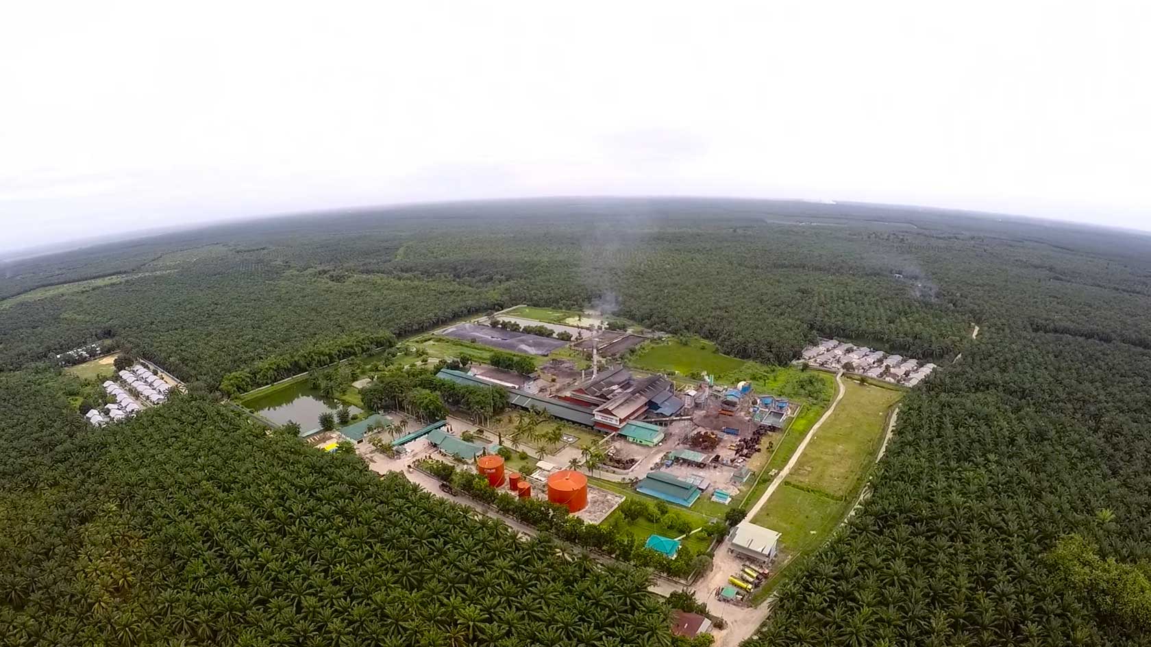 Vue aérienne de l'usine d'huile de palme Perkenunan Milano appartenant à Wilmar International 