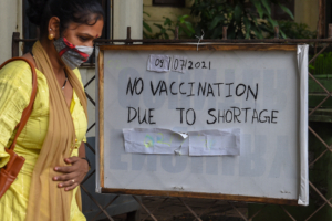 Une femme passe devant l'entrée d'un centre de vaccination fermé en raison d'une rupture de stock du vaccin contre le Covid-19, à Mumbai, le 9 juillet 2021 © PUNIT PARANJPE / AFP