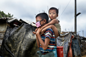 Deux jeunes Rohingyas au camp de réfugiés du Cox's Bazar, Bangladesh. © Mohammad Rakibul Hasan