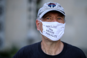 Les militants anti-peine de mort Art Laffin, de Journey of Hope, manifestent devant le bâtiment Robert F. Kennedy du ministère américain de la Justice, le 13 juillet 2020 à Washington, DC.