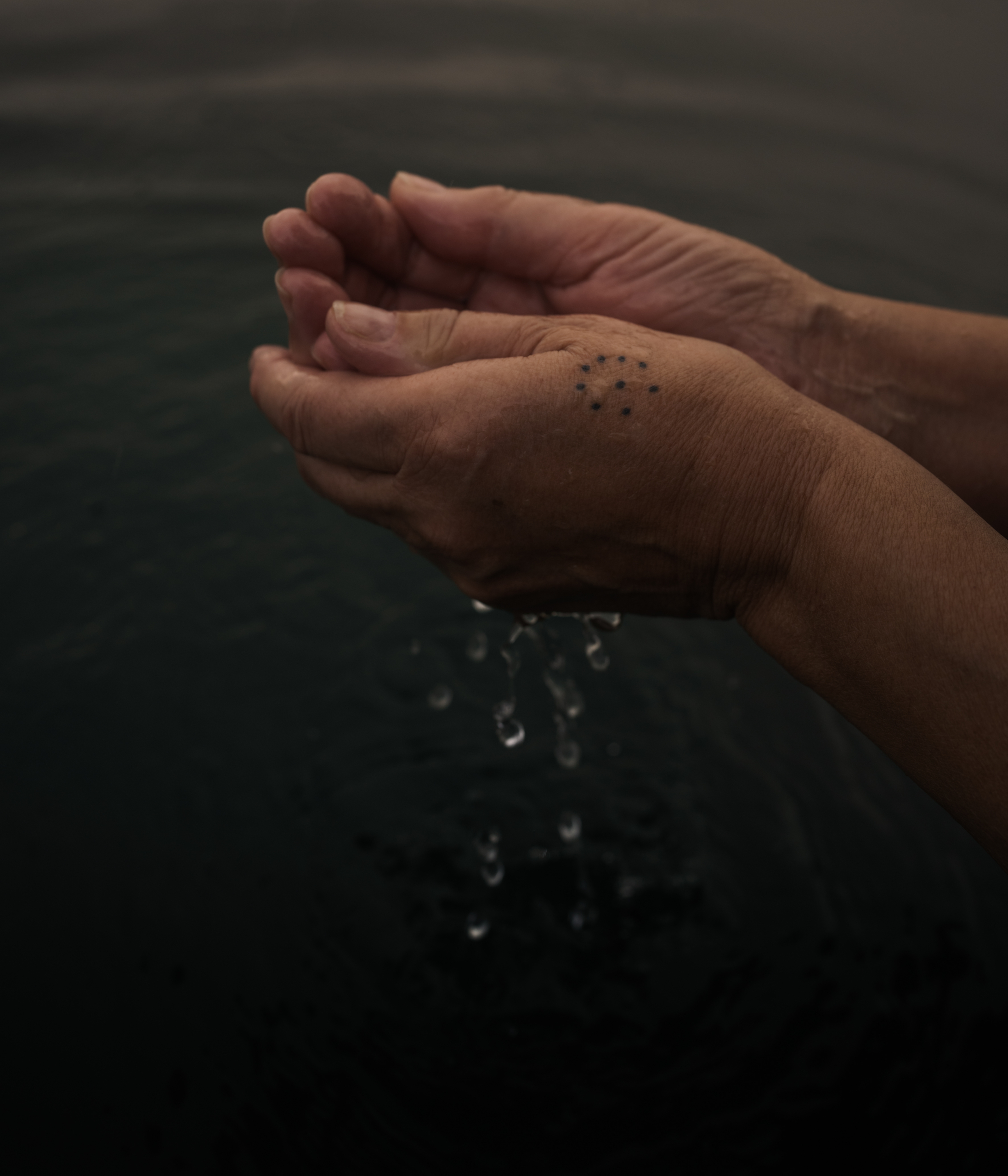 Henriette Berthelsen avait 13 ans lorsqu’on lui a implanté une spirale à l’hôpital de Nuuk, en 1966. Son tatouage sur la main correspond à la divinité la plus importante du panthéon animiste des Inuit qui se nomme Sila, l’esprit de l’air, du climat et de l’espace. Le mot signifie aussi « conscience ».