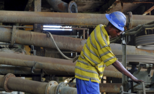 Une charrue travaille au concentrateur de cuivre de la société minière d'État congolaise Gecamines à son opération de Kambove dans la province méridionale du Katanga le 31 janvier 2013.