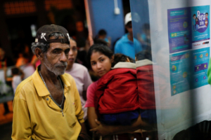 Venezuelan migrants queue to get vaccinated at the Ecuadorian-Peruvian border service center, before continuing their journey on the outskirts of Tumbes, Peru June 14, 2019. Picture taken June 14, 2019. REUTERS/Carlos Garcia Rawlins